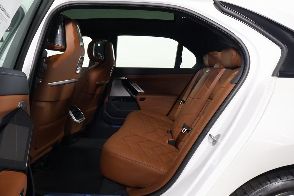 2026 BMW 7 Series 750e - Photo 7