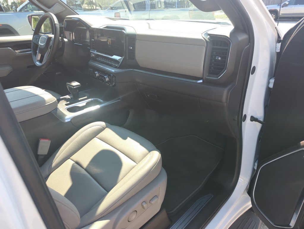 Used 2025 White GMC SLT image 34