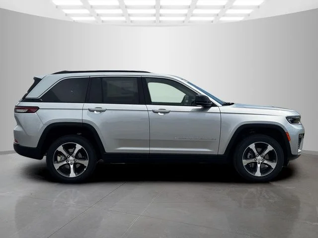 New 2026 Silver Zynith Exterior Paint Jeep Limited image 8