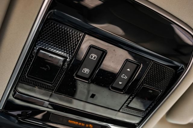 Used 2025 White Land Rover SE image 36