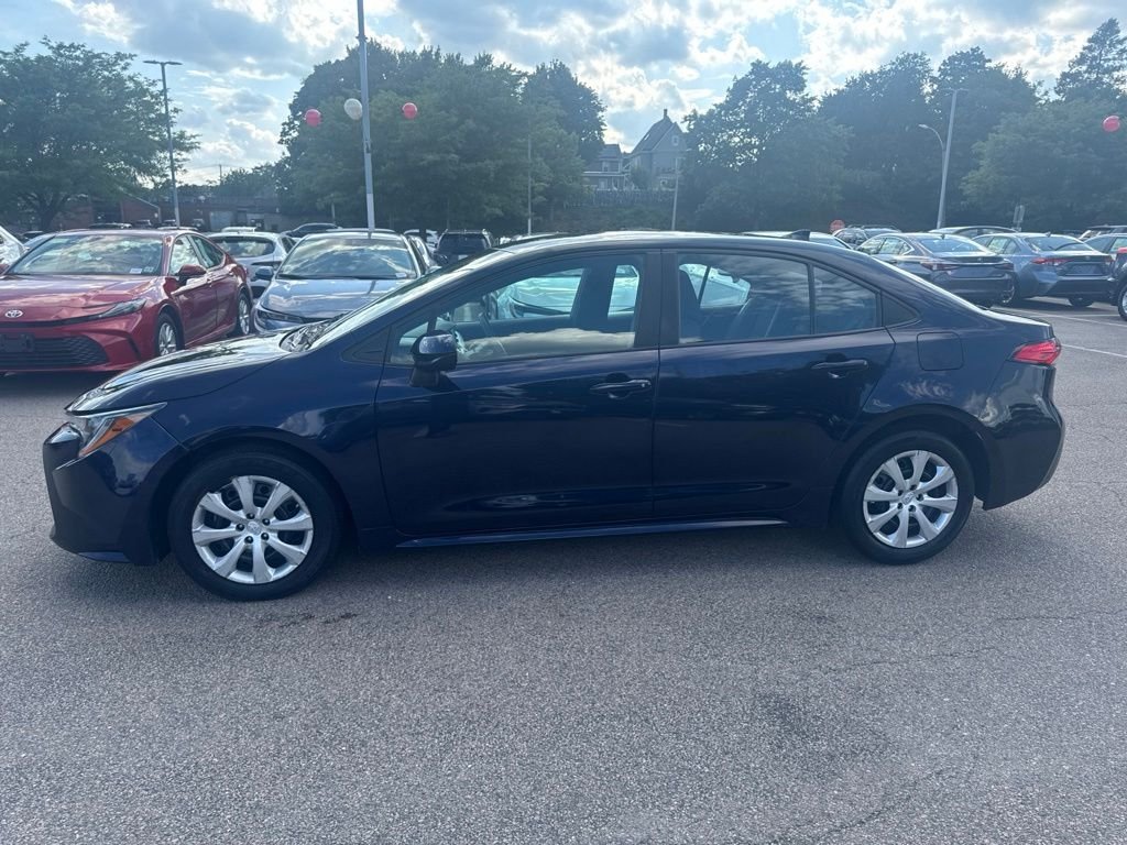 Used 2021  Toyota LE image 3