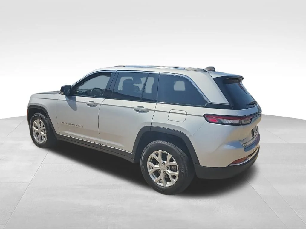 Used 2024 Silver Jeep Limited image 12
