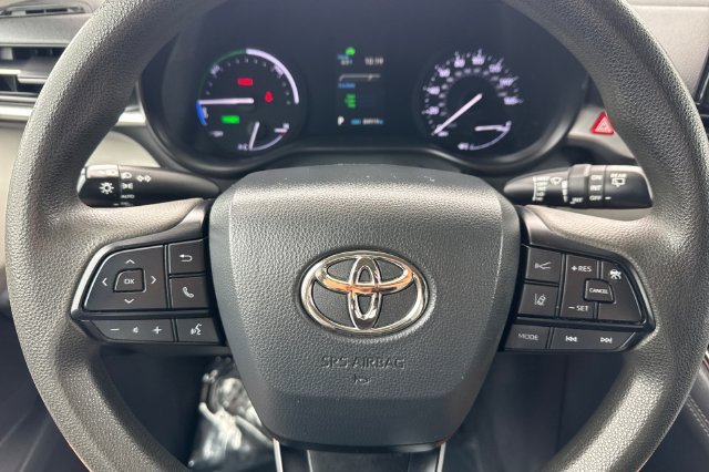 Certified Used 2022 Silver Toyota LE image 29