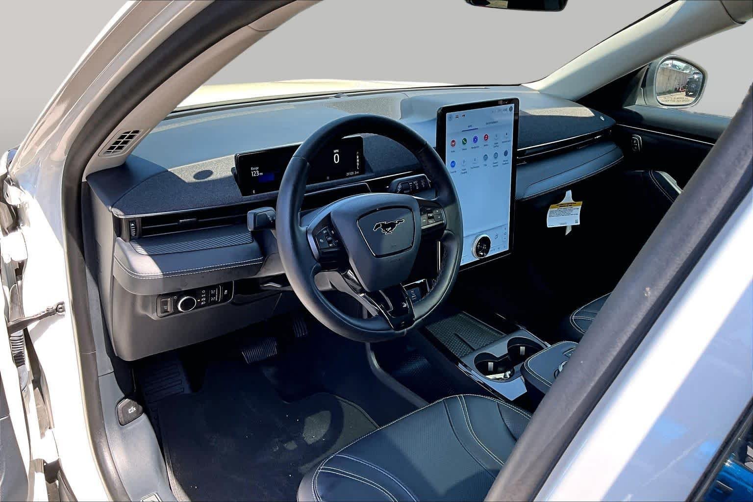 Used 2023 Star White Metallic Tri-Coat Ford Premium image 17