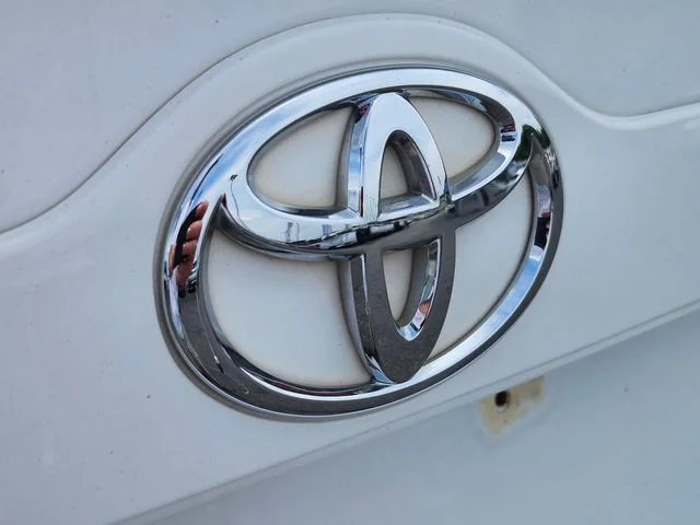 Used 2014 White Toyota SE image 18