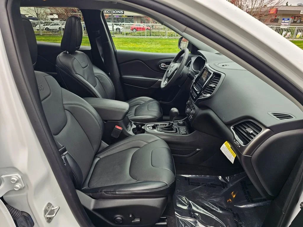 Used 2022  Jeep Limited image 11
