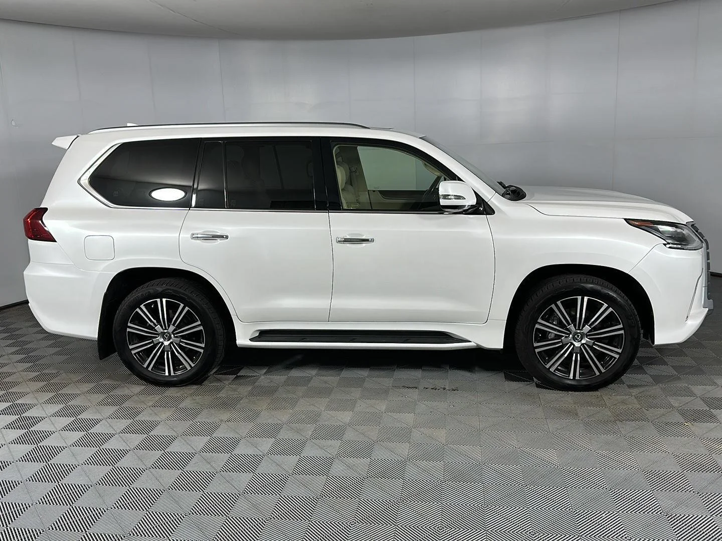 Used 2018 Eminent White Pearl Lexus LX 570 image 31