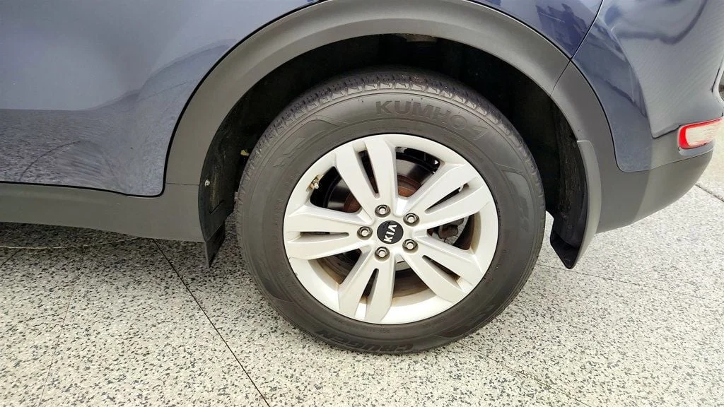 Used 2019 Pacific Blue Kia LX AWD image 9