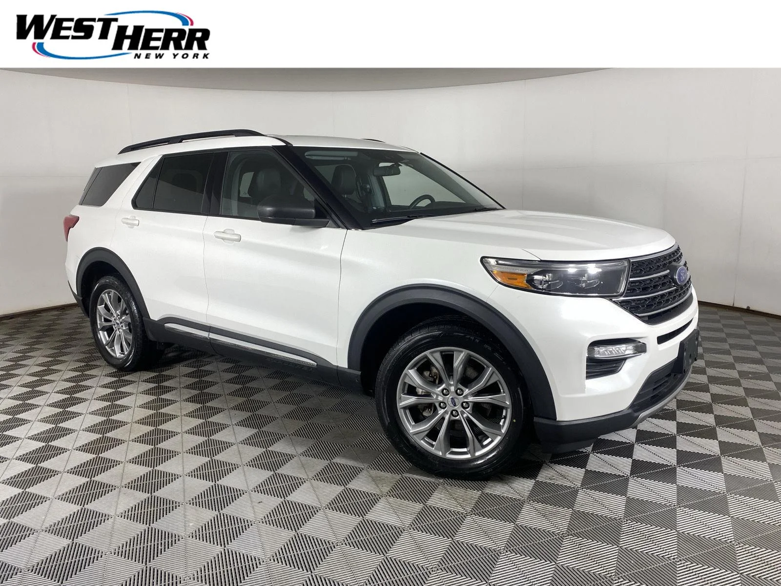 Used 2022 Star White Metallic Tri-Coat Ford XLT image 1
