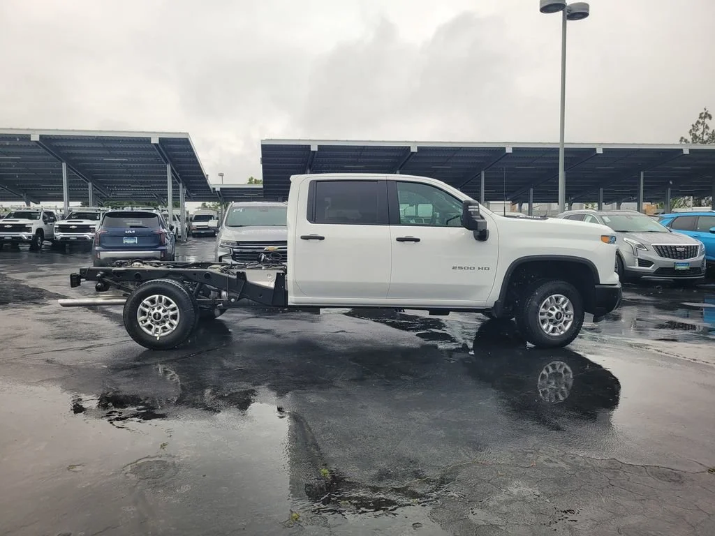 New 2026 Summit White Chevrolet WT image 3