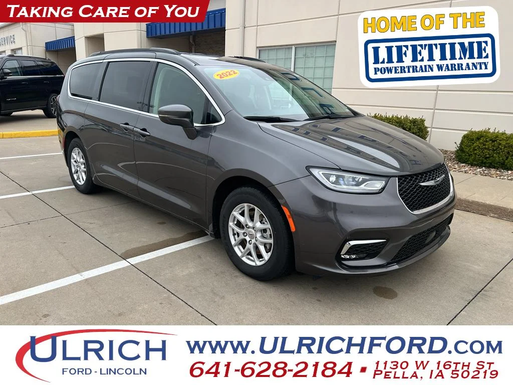 2022 Chrysler Pacifica Touring L's photo