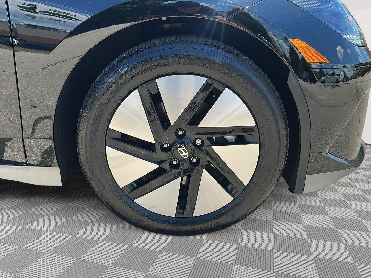 Used 2024 BLACK HYUNDAI SE image 12