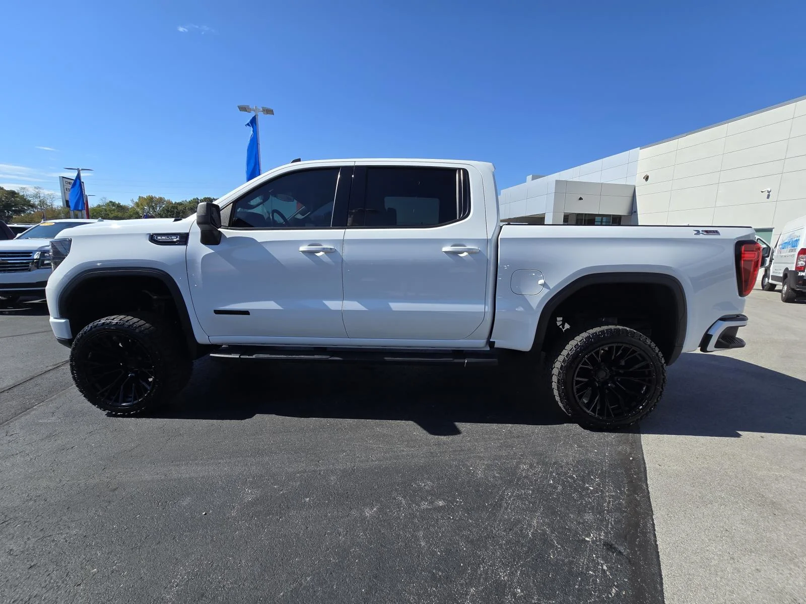 Used 2022 SUMMIT WHITE GMC Elevation image 4