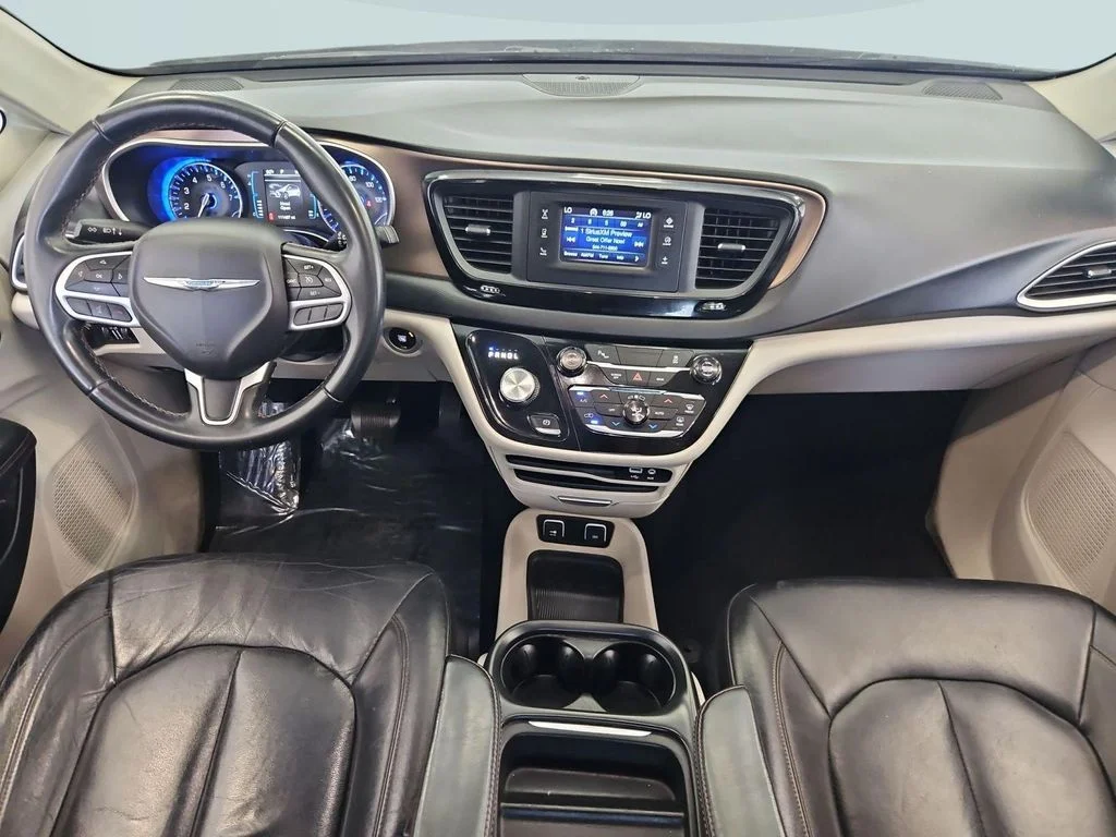 Used 2017 Brilliant Black Crystal Pearlcoat Chrysler Touring L image 22