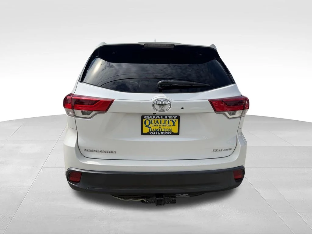 Used 2018 White Toyota XLE image 4