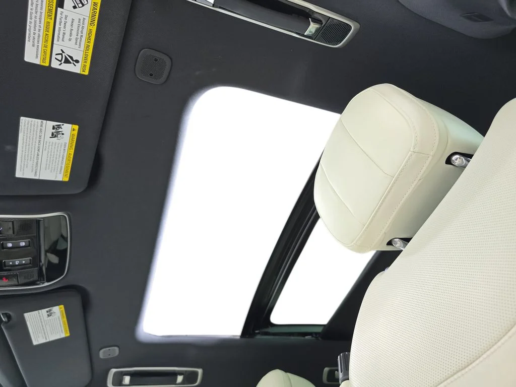 Used 2025  Land Rover SE image 28