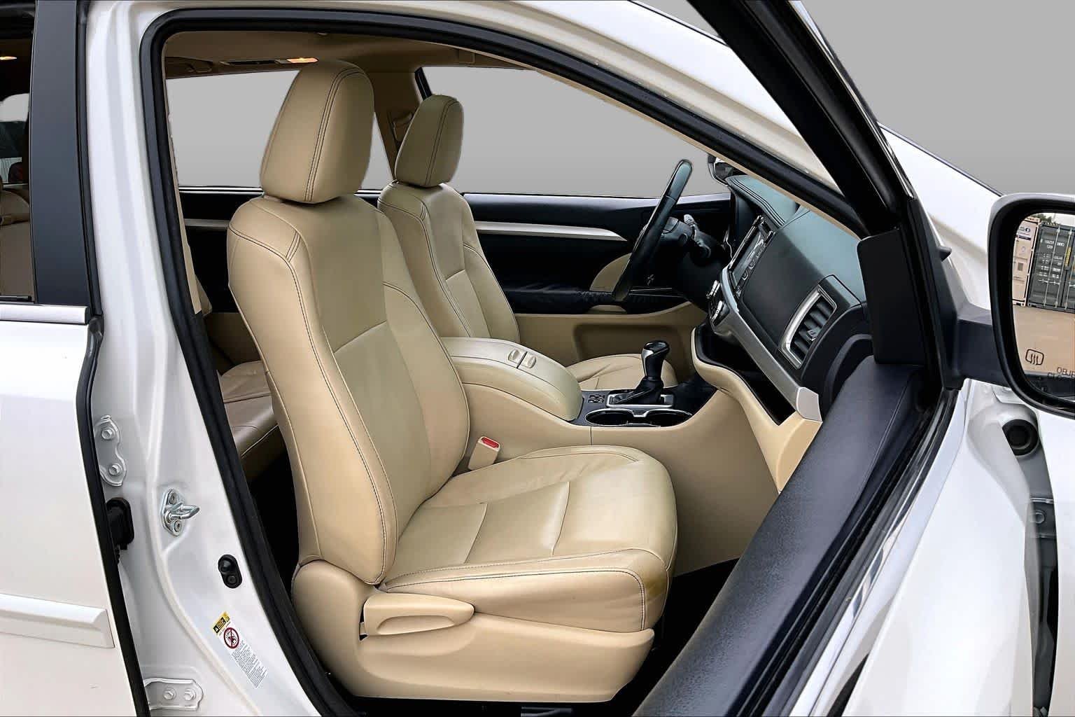 Used 2014 Blizzard Pearl Toyota XLE image 9