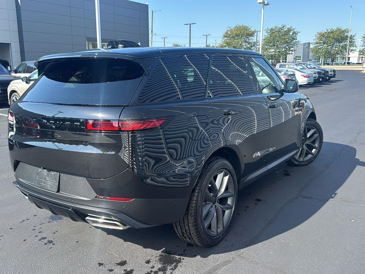 New 2027 Santorini Black Land Rover SE image 5