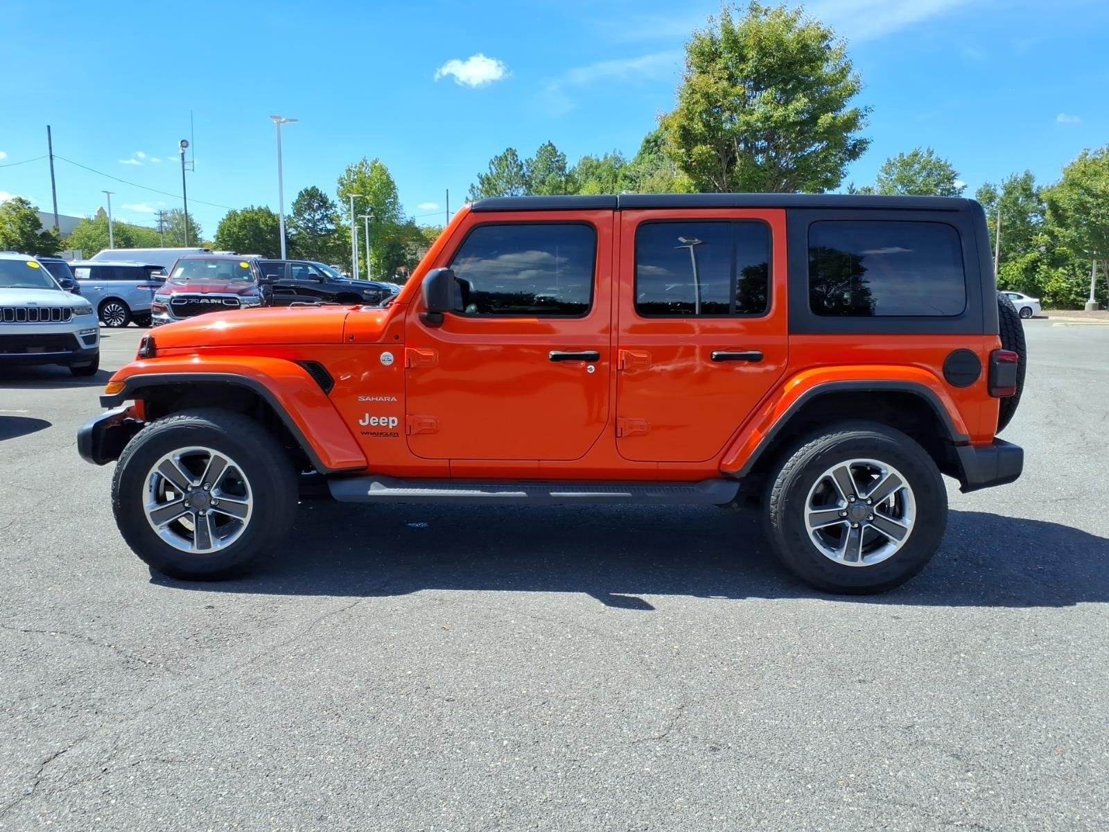 Used 2018 Punkn Metallic Clearcoat Jeep Sahara image 9