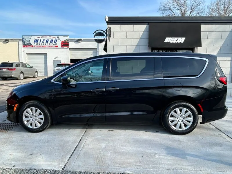Used 2021 Black Chrysler L Minivan 4D image 5