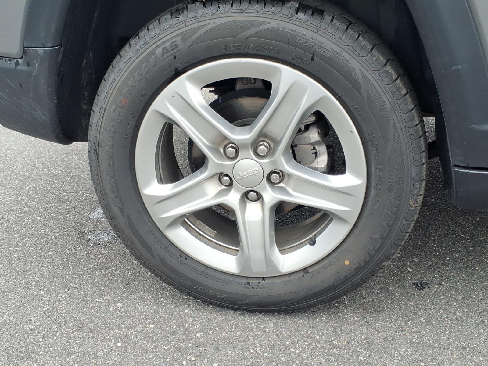 Used 2024 Sting-Gray Clearcoat Jeep Latitude image 10