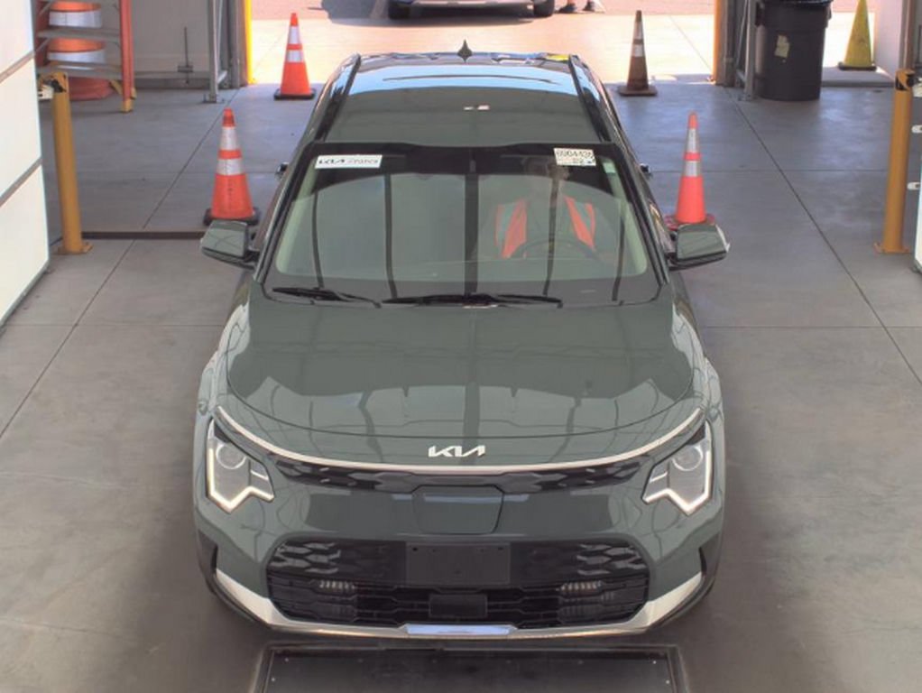 Used 2024 Green Kia Wind image 3