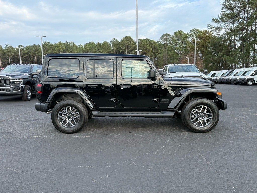 New 2026 Black Clear-Coat Exterior Paint Jeep 4-Door Sahara 4x4 image 2
