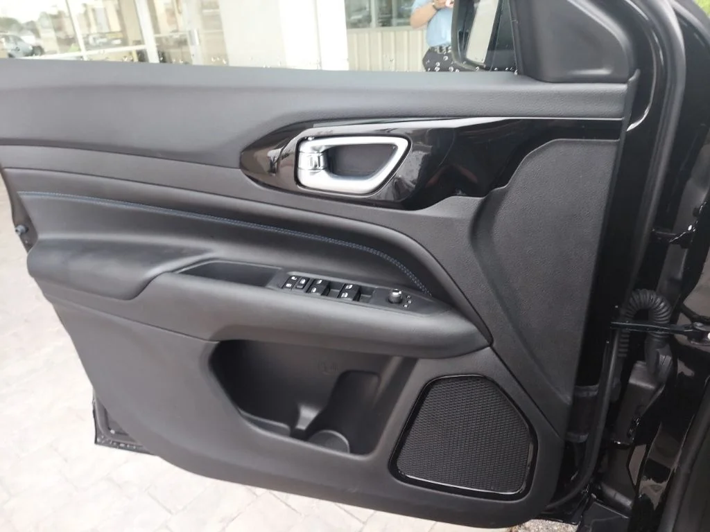 New 2026 Diamond Black Crystal Pearlcoat Jeep Latitude image 15