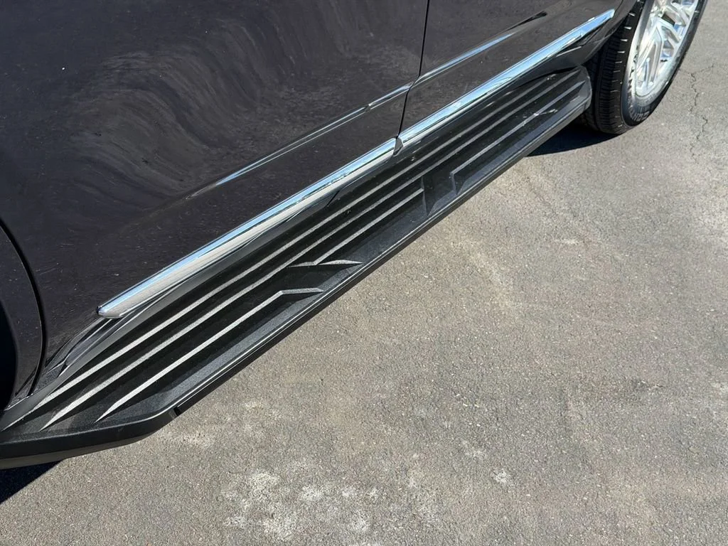 Used 2024 Midnight Blue Metallic GMC SLT image 6
