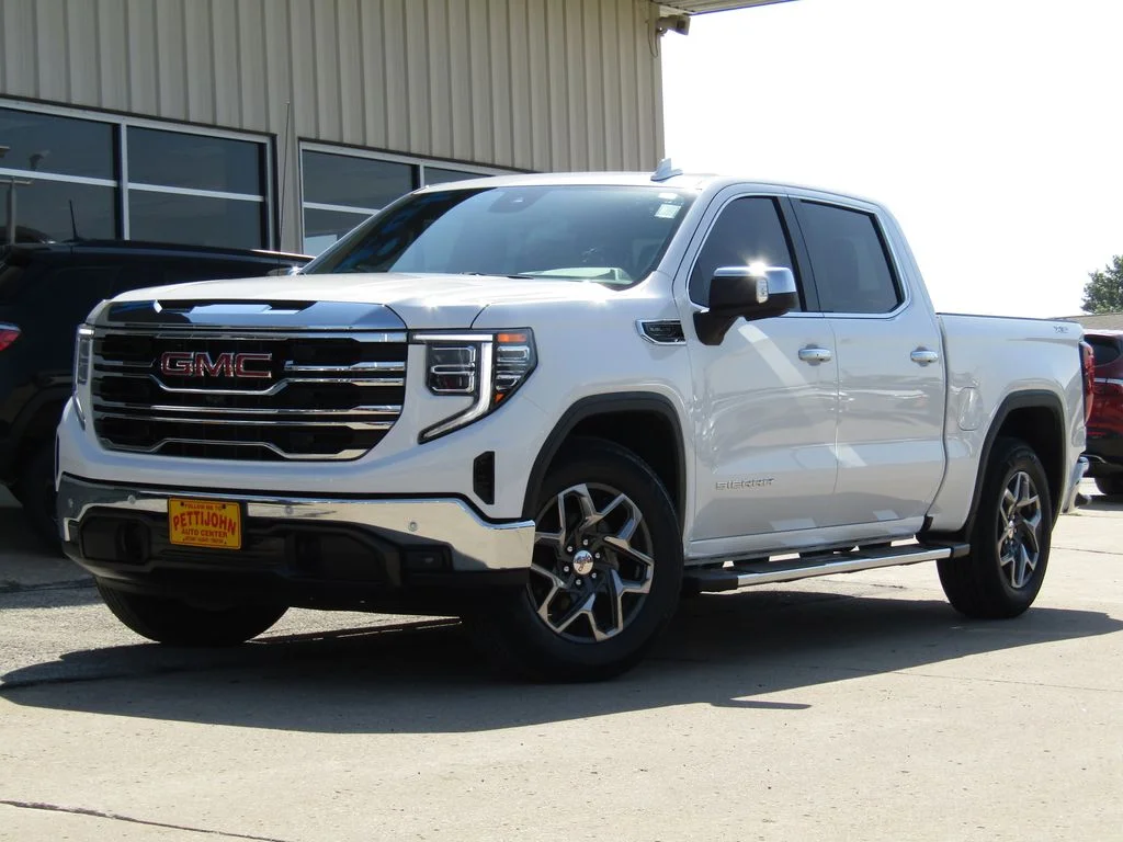 Used 2024 White GMC SLT image 12