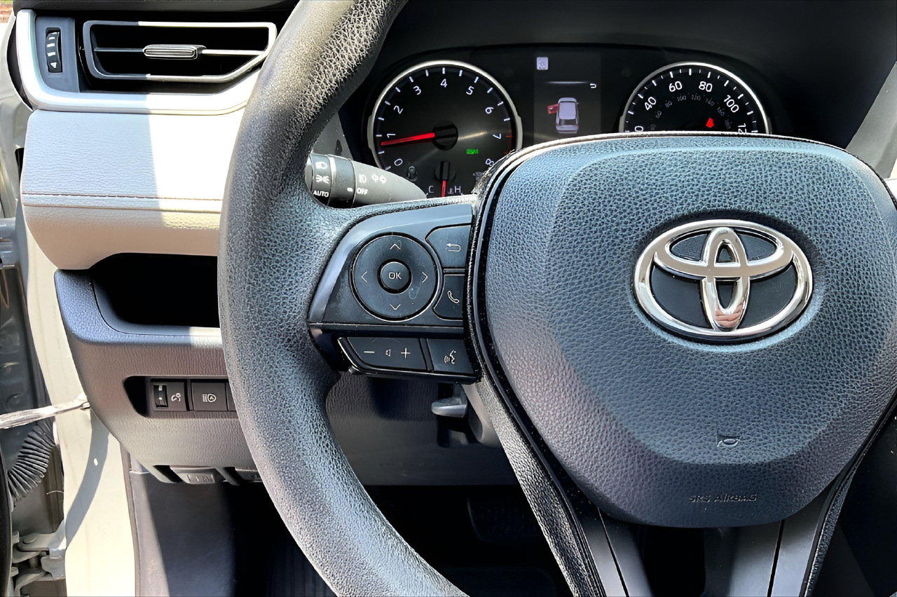 Used 2021  Toyota XLE image 10