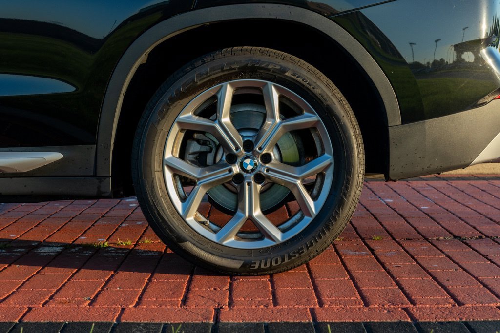 Used 2023 Black Sapphire Metallic BMW xDrive30i image 3