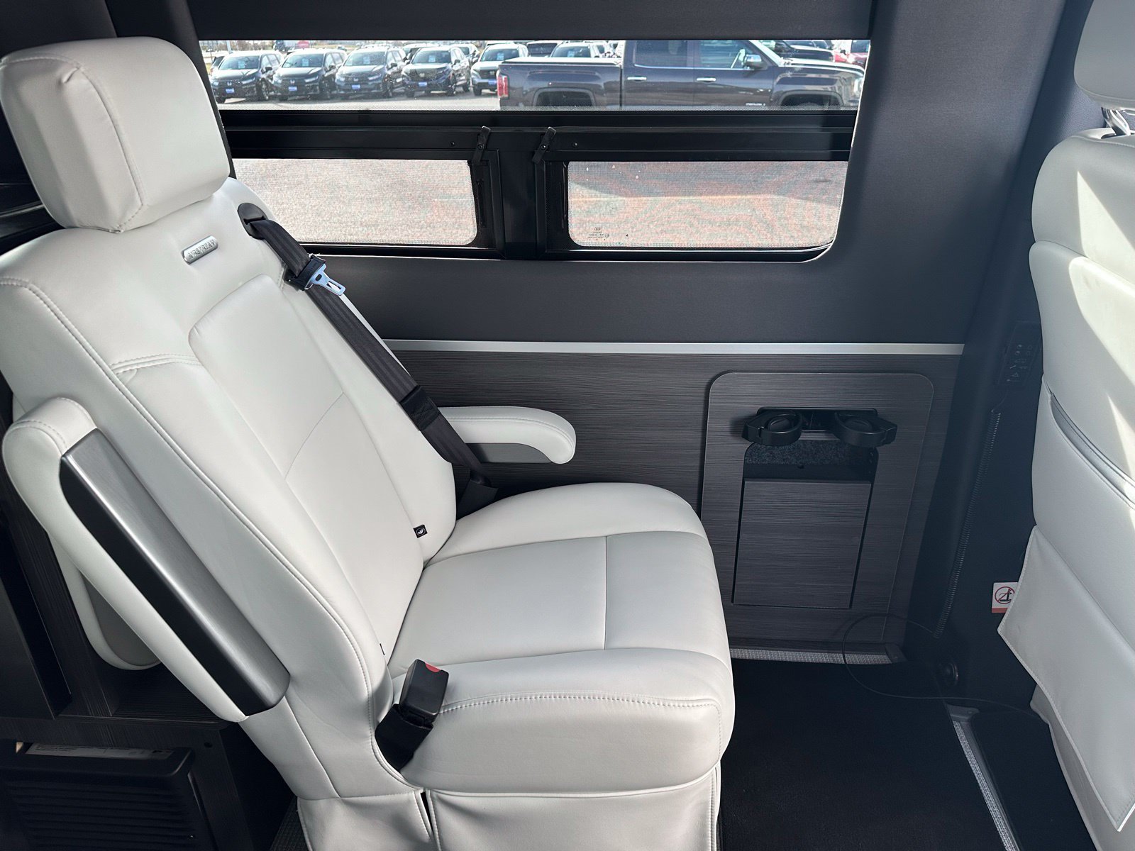 Used 2022  Mercedes-Benz 24GL 4X4 image 41