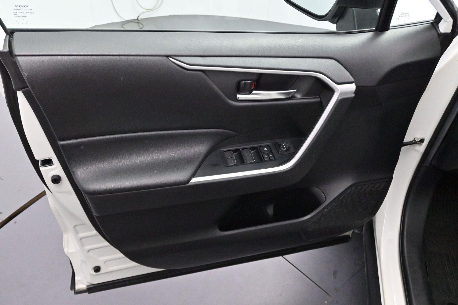 Used 2022 White Toyota XLE image 9