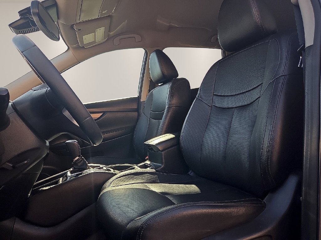 Used 2019 Silver Nissan SL image 13