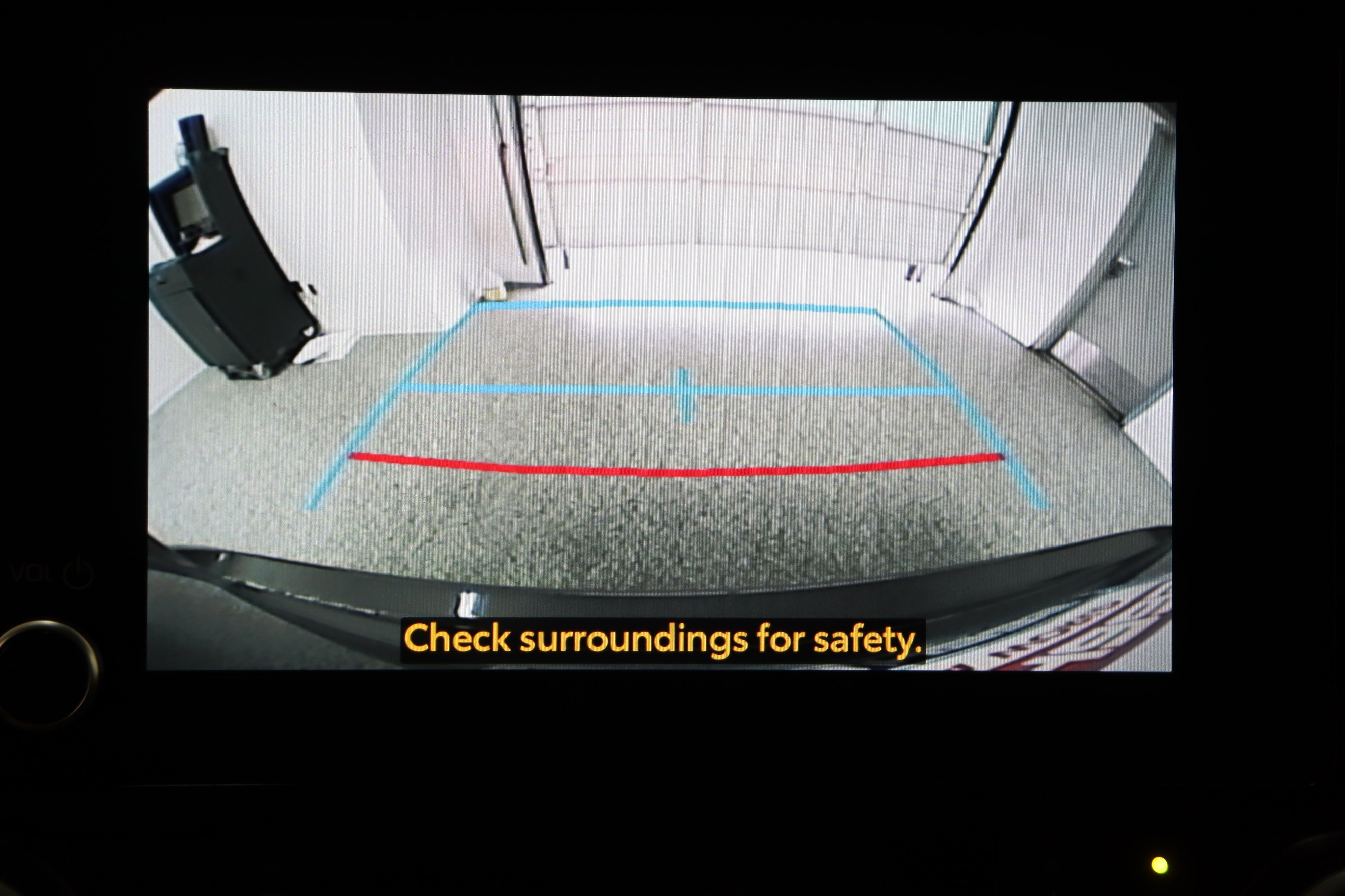 2025 Toyota Highlander LE - Photo 21