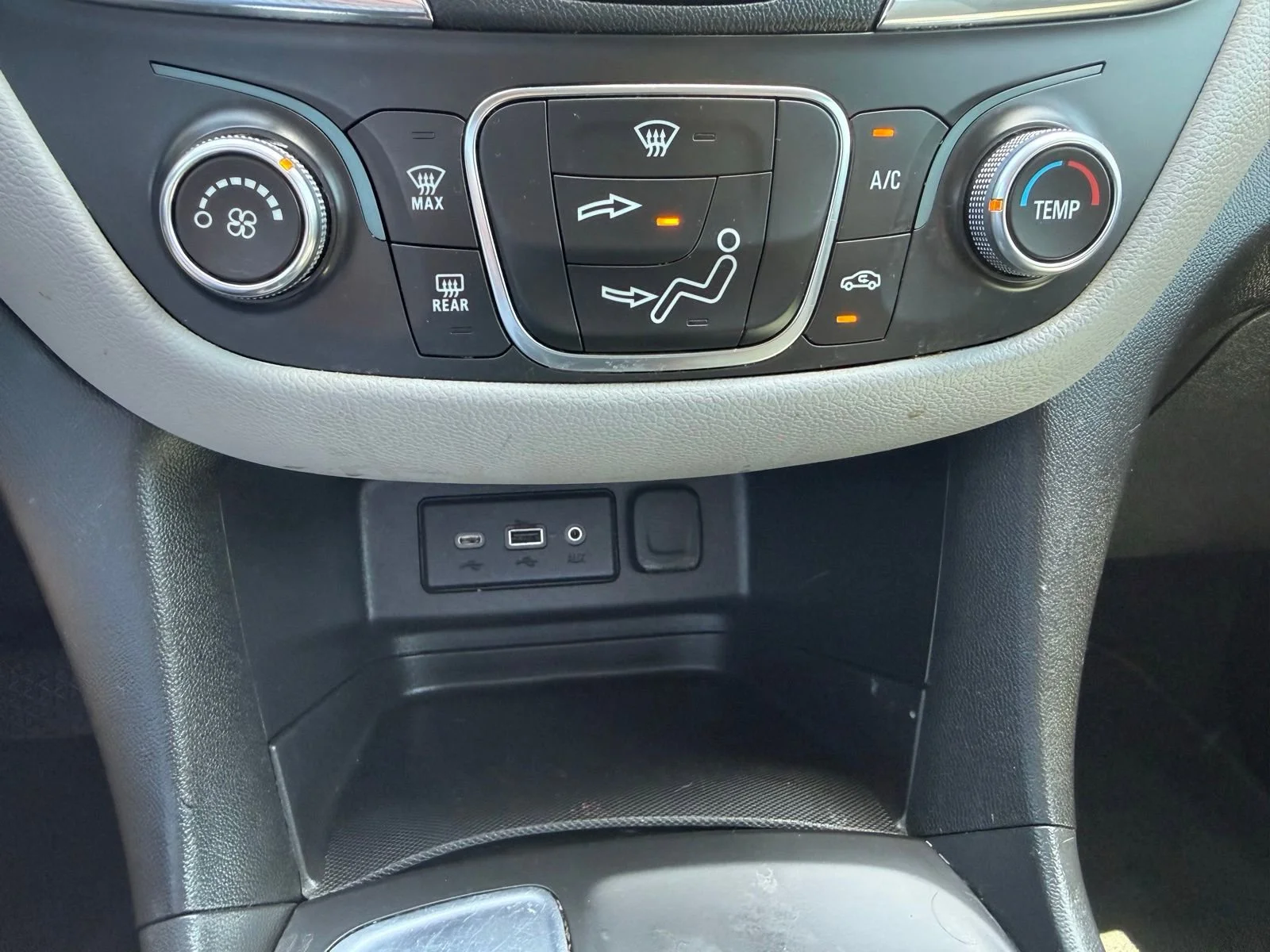 2021 Chevrolet Equinox LS - Photo 24