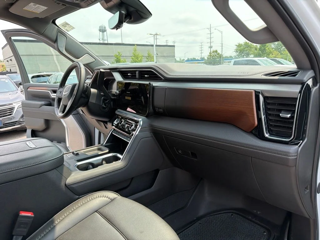 Used 2025 White GMC Denali image 28