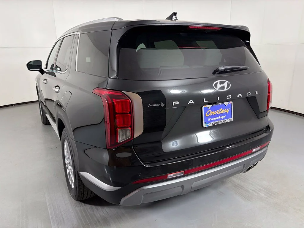 Used 2025 Black Hyundai SEL image 6