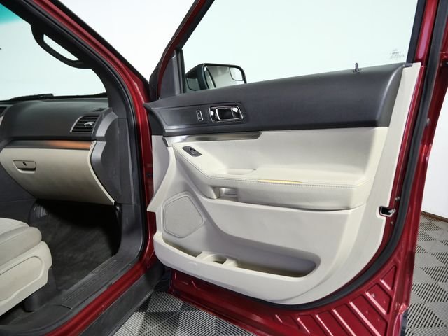 Used 2015 Red Ford Base image 9
