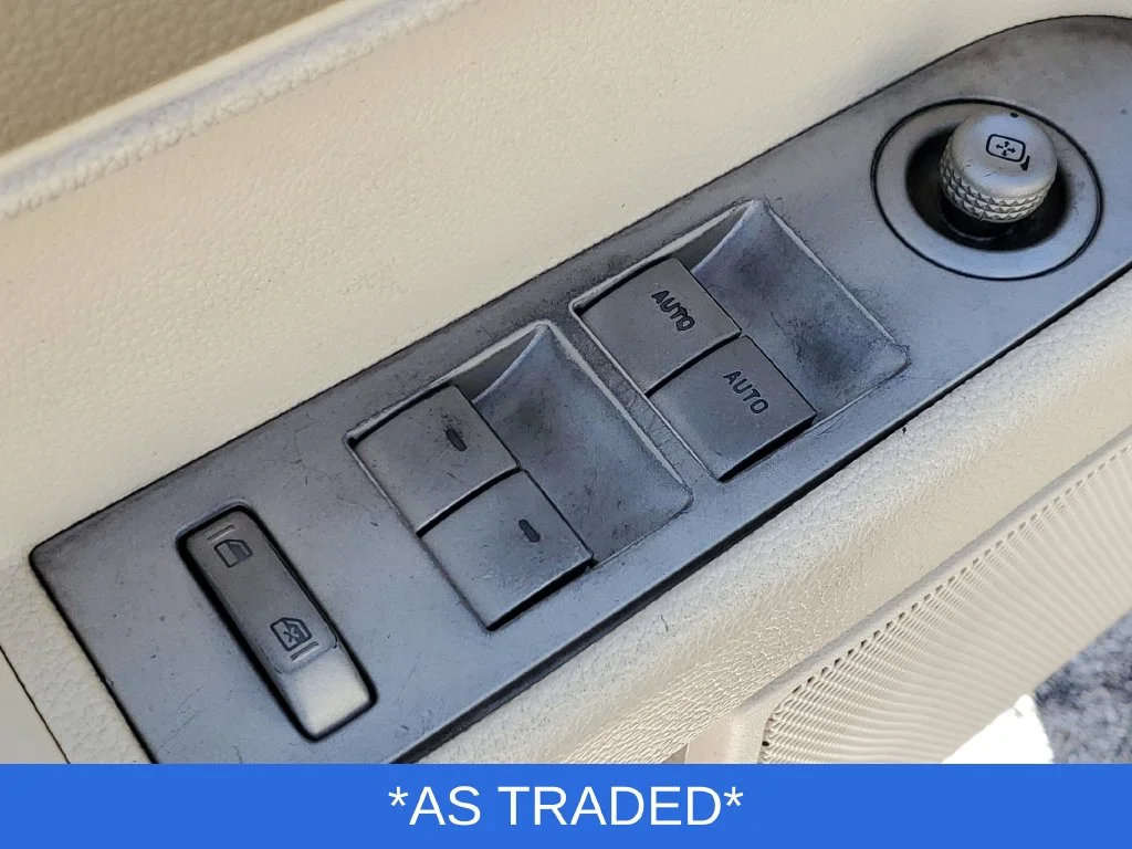 Used 2008 Beige Lincoln Base image 22