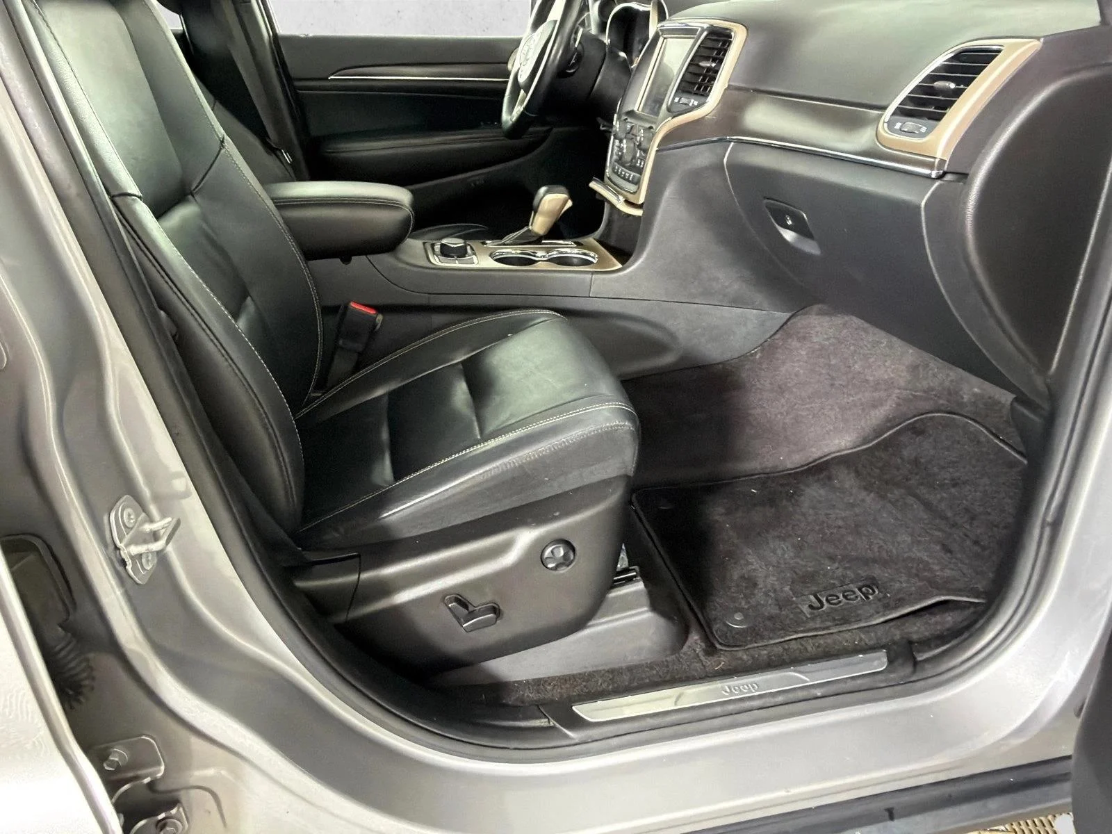 Used 2017 White Jeep Limited image 15