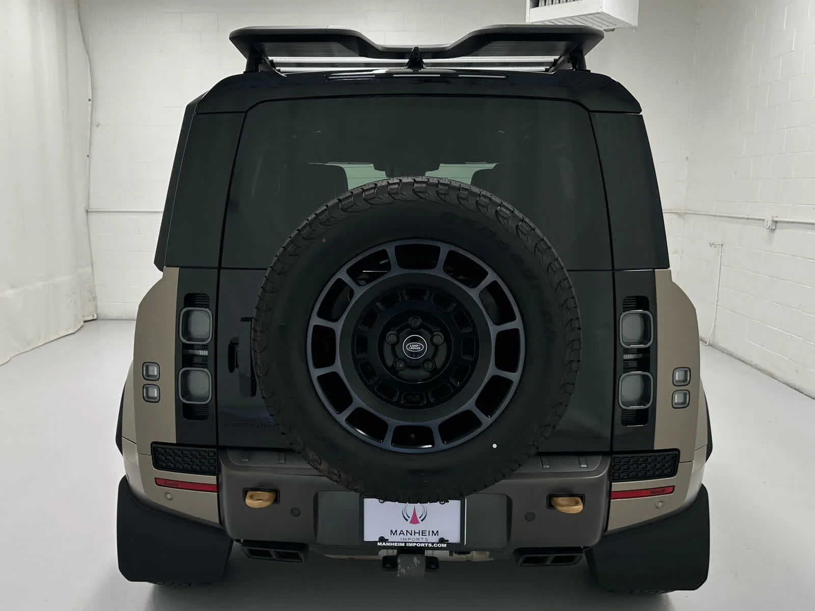 Used 2025 Petra Copper Premium Metallic Land Rover OCTA image 7