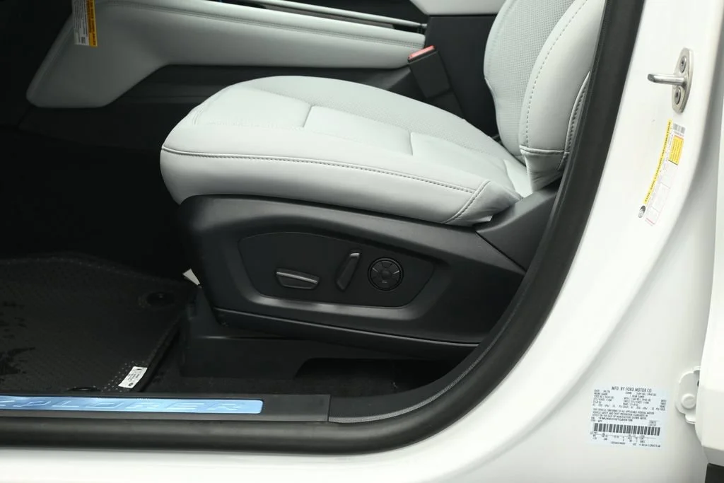 New 2026 White Ford Platinum image 8