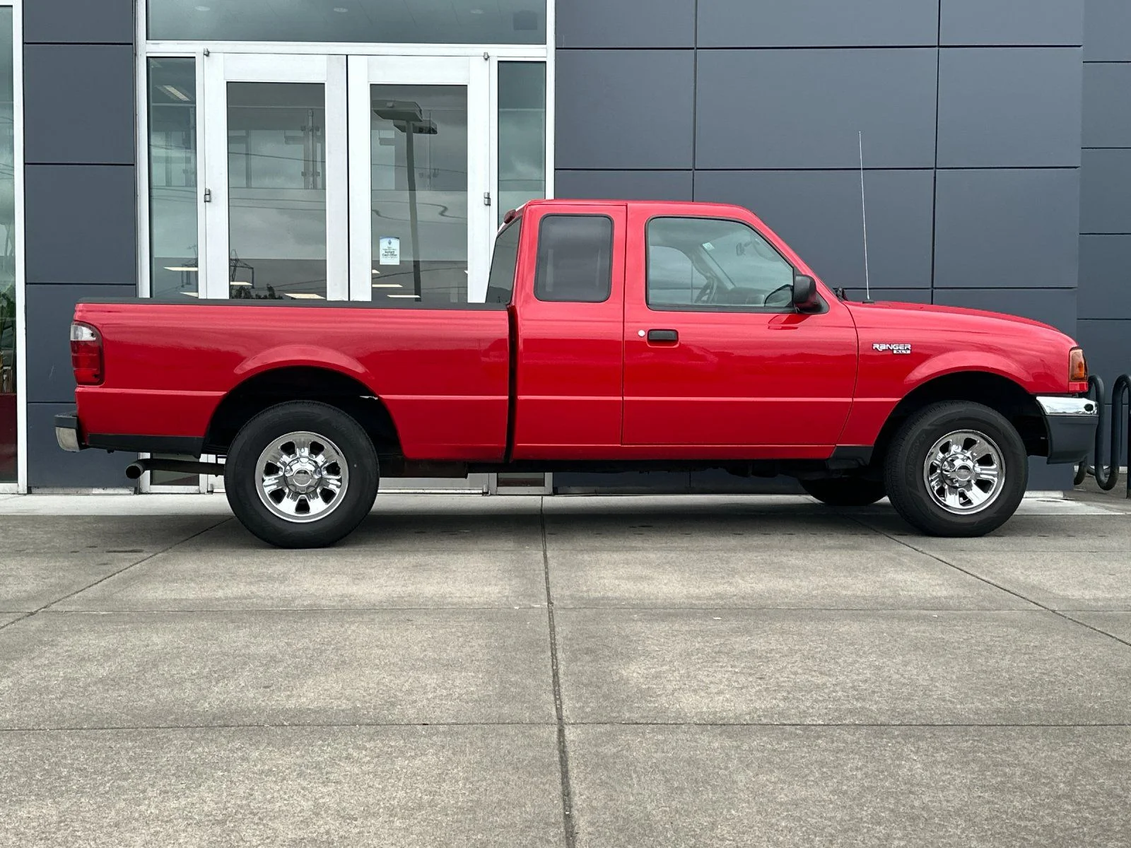Used 2004 Red Ford XLT image 2