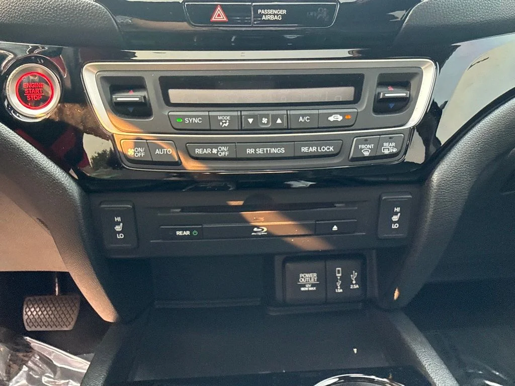Used 2017 Crystal Black Pearl Honda Touring image 15