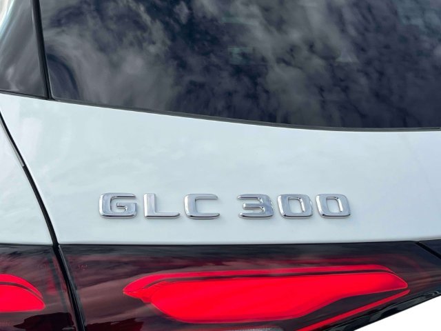 New 2027 Polar White Mercedes-Benz GLC 300 image 11