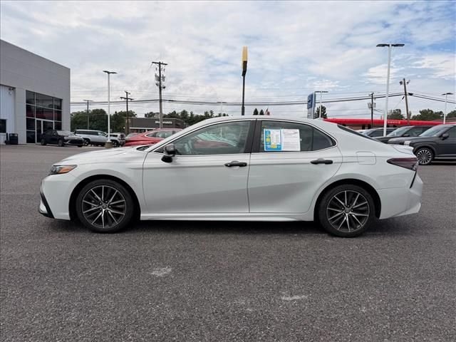 Used 2023 White Toyota SE image 4