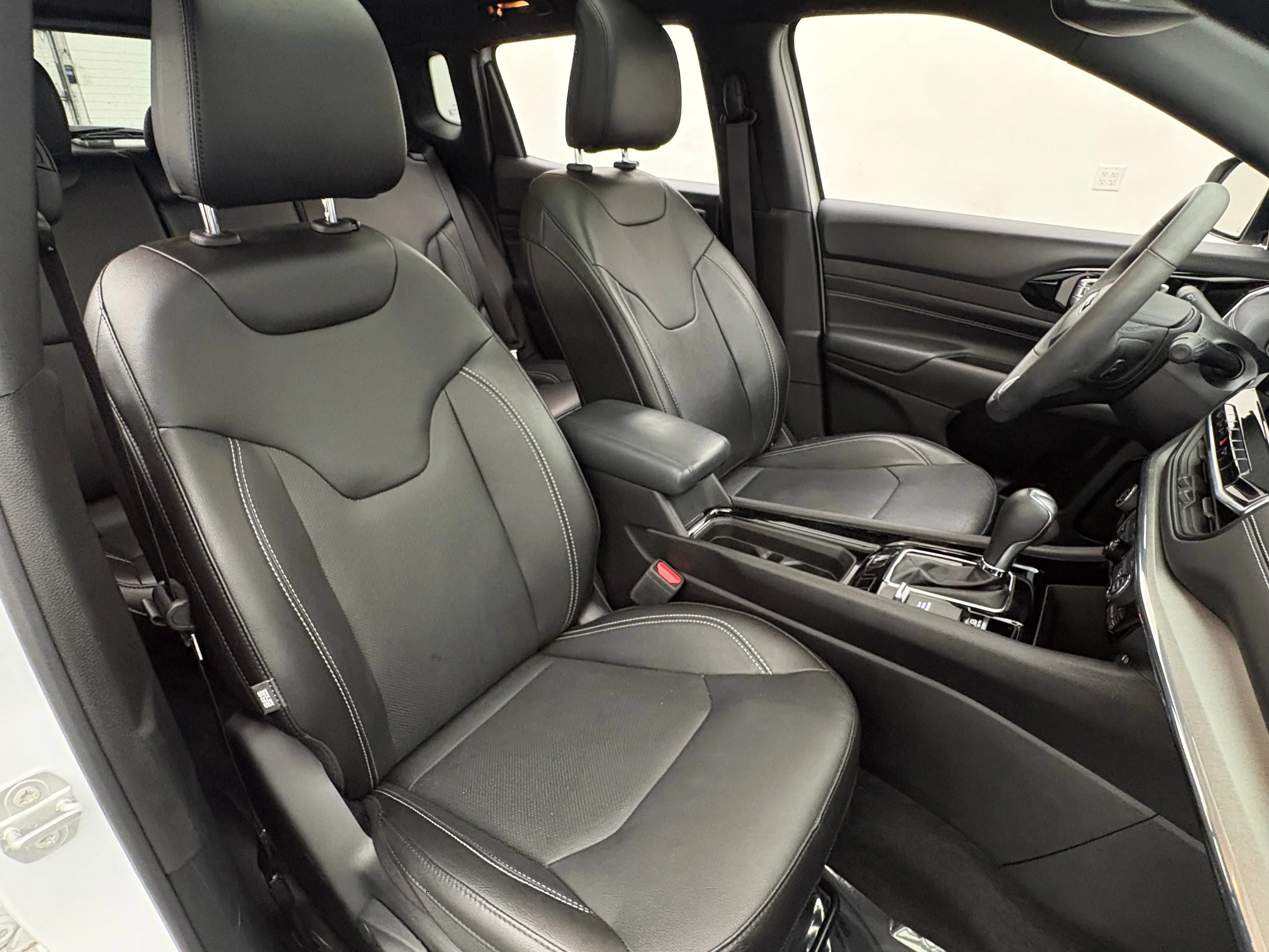 Used 2023 White Jeep High Altitude image 31