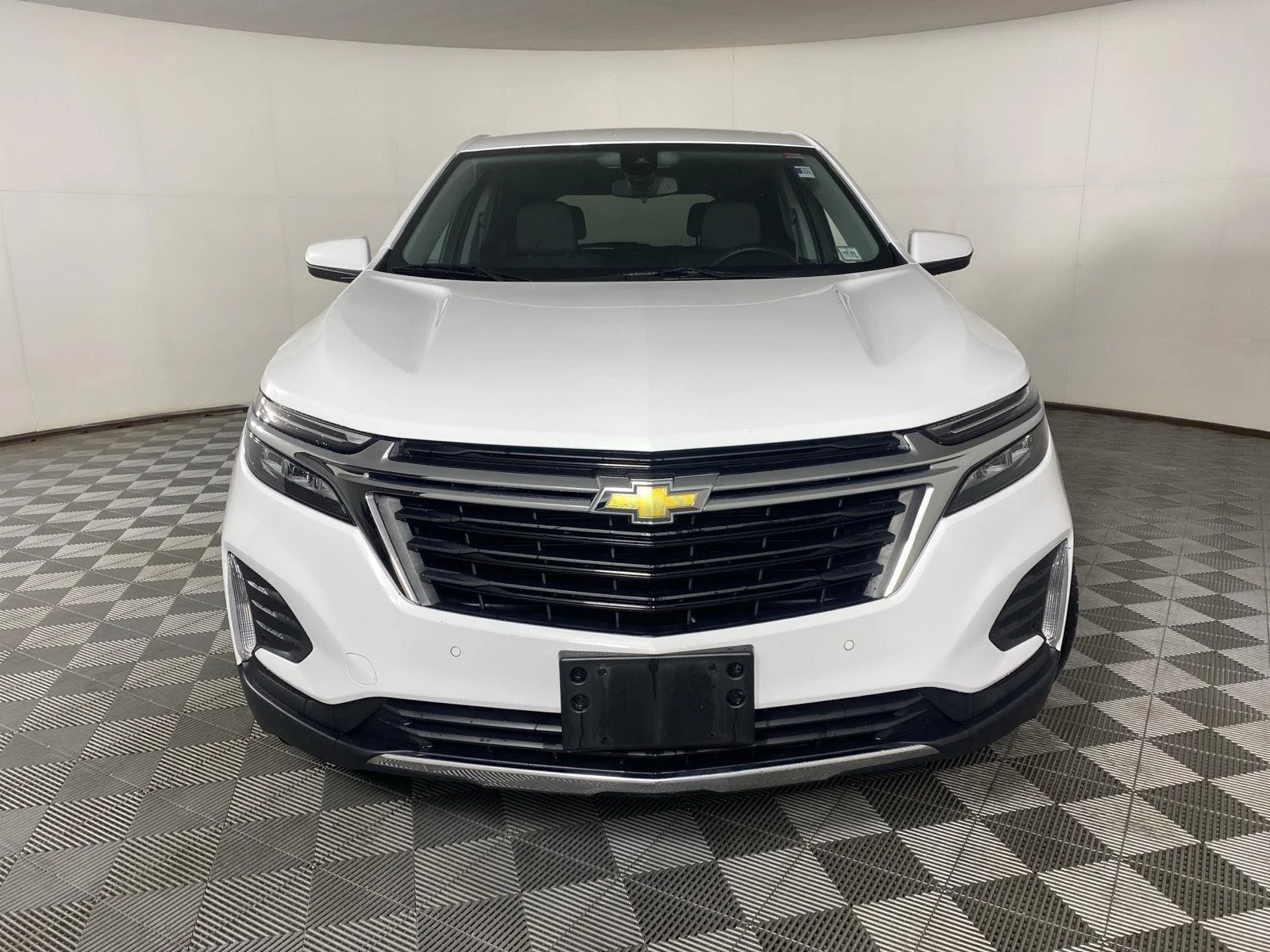 Used 2024 Summit White Chevrolet LT image 2